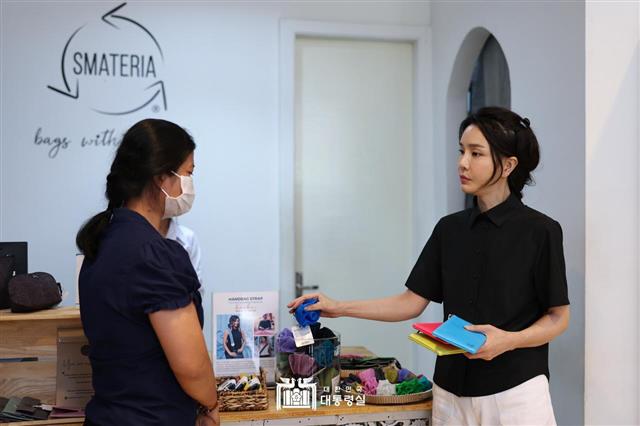 김건희 여사,. 여성 일자리 지원 기업 스마테리아 방문