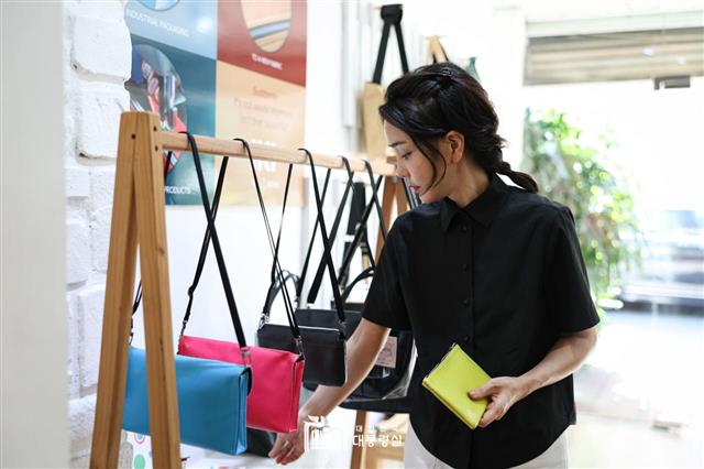친환경 가방 살펴보는 김건희 여사