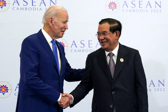 조 바이든(왼쪽) 미국 대통령이 캄보디아 프놈펜에서 열린 아세안(ASEAN·동남아시아국가연합) 정상회의에서 올해 의장국 캄보디아의 훈 센(오른쪽) 총리와 악수하고 있다. 2022.11.12 로이터 연합뉴스