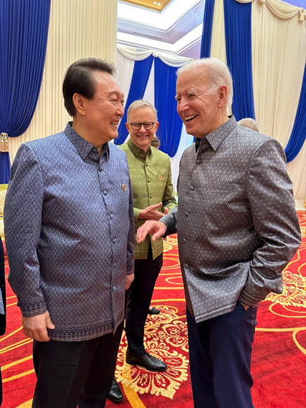 아세안+3‘ 갈라만찬에서 만난 윤석열 대통령과 조 바이든 미 대통령