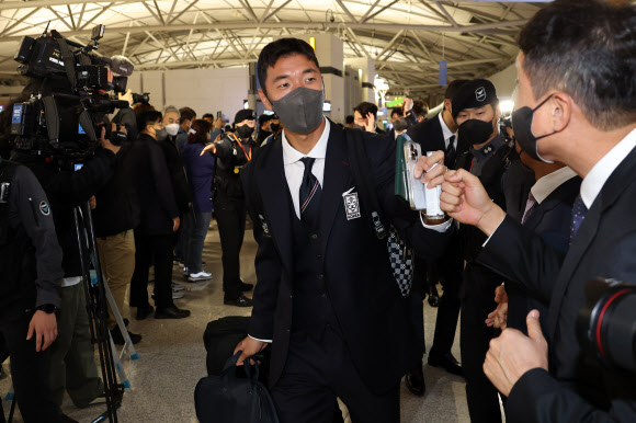 13일 인천공항에서 월드컵 대표팀 선수들이 출국하며 인사를 나누고 있다. 연합뉴스