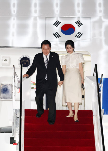 윤석열 대통령과 김건희 여사가 주요 20개국(G20) 정상회의 참석을 위해 13일(현지시간) 인도네시아 발리 응우라 라이 국제공항에 도착, 공군 1호기에서 내리고 있다. 2022.11.14  연합뉴스