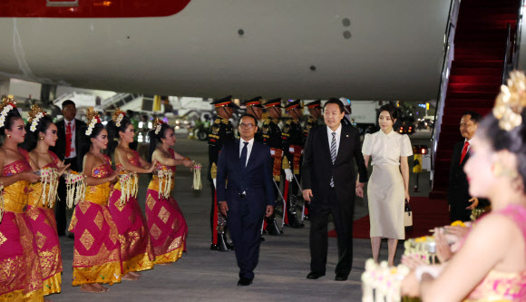 윤석열 대통령과 김건희 여사가 주요 20개국(G20) 정상회의 참석을 위해 13일(현지시간) 인도네시아 발리 응우라 라이 국제공항에 도착, 환영공연을 지켜보고 있다. 2022.11.14  연합뉴스
