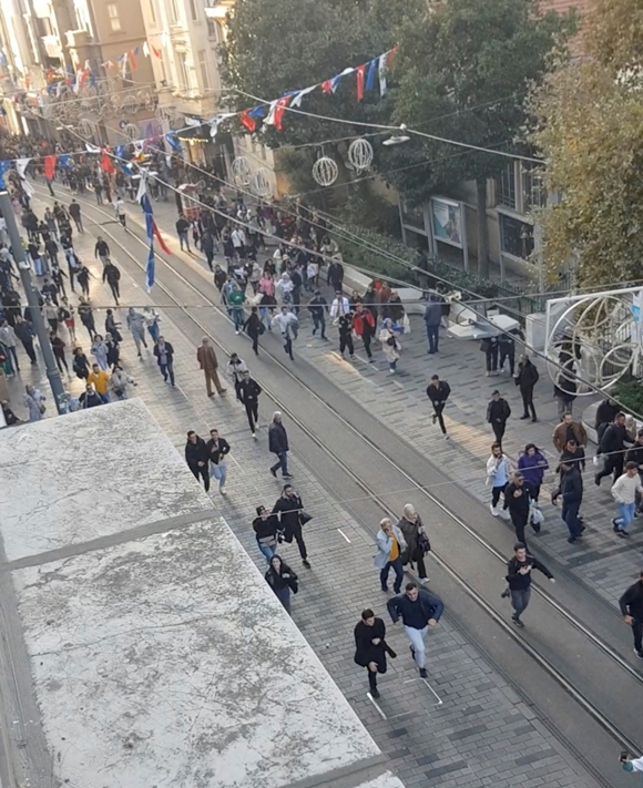 아비규환-13일(현지시간) 튀르키예 이스탄불 이스티크랄 거리에서 폭발이 일어난 직후 시민들이 달아나고 있다. 2022.11.14  로이터 연합뉴스/틱톡