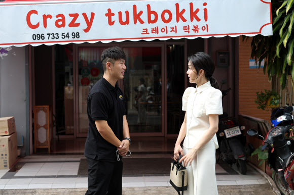 윤석열 대통령 부인 김건희 여사가 지난 13일 캄보디아 프놈펜에서 대한무역투자진흥공사(코트라) 청년창업 프로그램 지원을 받아 한국 분식점을 운영하는 청년을 만나 대화하고 있다. 2022.11.14  대통령실 제공