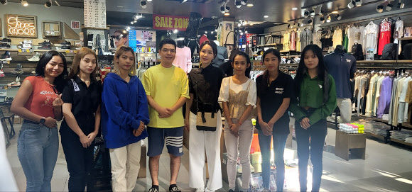 윤석열 대통령 부인 김건희 여사가 지난 13일 캄보디아 프놈펜에서  수년 전 이주해 조그만 잡화점을 시작으로 지금은 편집숍을 운영하는 청년을 만나 격려하고 있다.  2022.11.14  대통령실 제공