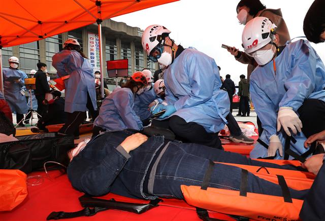 14일 오전 서울 중구 장충단로 국립극장에서 열린 2022 안전한국훈련에서 구조대원들이 부상자 구조훈련을 하고 있다. 2022.11.14 뉴스1