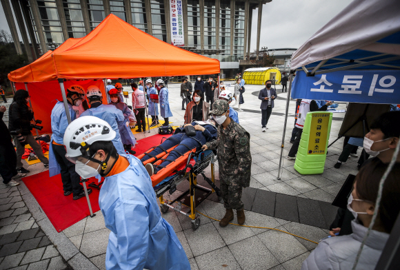 14일 오전 서울 중구 국립극장에서 군, 경찰, 소방 관계자들이 재난대응 안전한국훈련을 하고 있다. 뉴시스