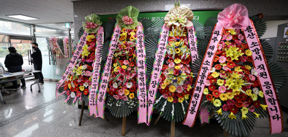 14일 오전 서울 용산구 용산소방서에 응원 메시지가 적힌 화환들이 놓여 있다. 2022.11.14  연합뉴스