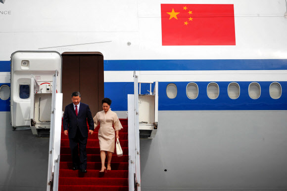 G20 정상회의 참석차 발리 도착한 시진핑 주석과 펑리위안 여사