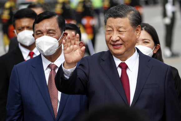 Chinese President Xi Jinping waves as they disembark their plane upon arrival at Ngurah Rai International Airport ahead of the G20 Summit in Bali, Indonesia, Monday, Nov. 14, 2022. AP 연합뉴스