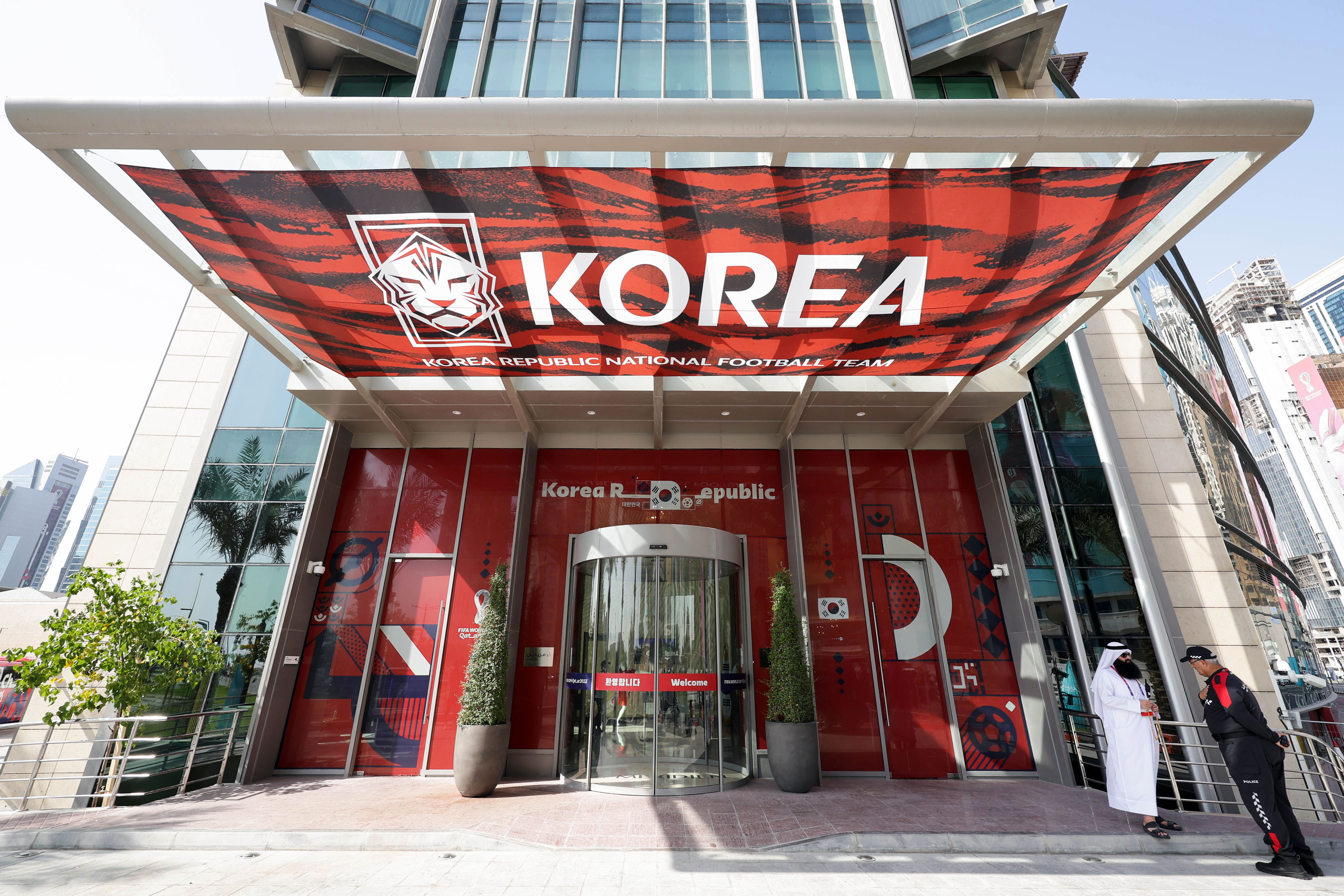 14일 카타르 도하 한국 축구 국가대표팀 숙소 정문이 대표팀을 상징하는 엠블럼으로 장식되어 있다. 축구협회 제공