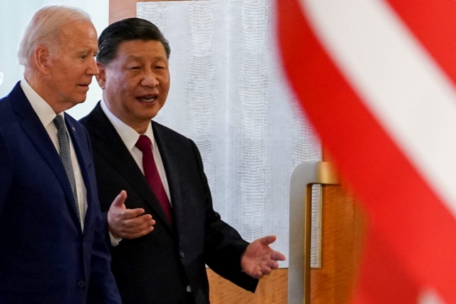 조 바이든 미국 대통령과 시진핑 중국 국가주석이 14일(현지시간) 인도네시아 발리에서 만나 정상회담을 위한 회담장으로 함께 이동하고 있다. 로이터 연합뉴스