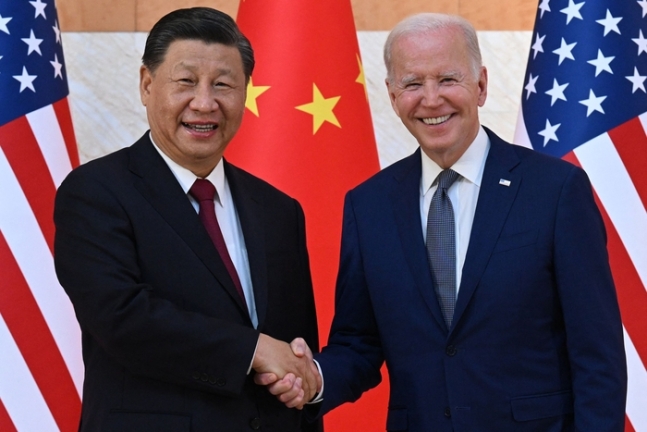 조 바이든 미국 대통령(오른쪽)이 14일(현지시간) 인도네시아 발리에서 미중 첫 대면 정상회담을 열고 시진핑 중국 국가주석과 악수하고 있다. 로이터 연합뉴스 
