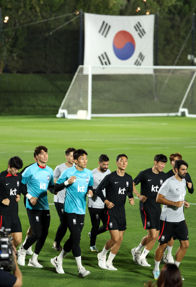 14일 카타르 도하 알에글라에서 한국 축구대표팀이 훈련을 하고 있다. 도하 연합뉴스