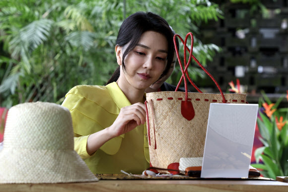 윤석열 대통령 부인 김건희 여사가 15일 인도네시아 발리 한 호텔에서 열린 G20 정상회의 배우자 프로그램에 참석, 발리 전통문화를 체험하고 있다. 2022.11.15  대통령실 제공