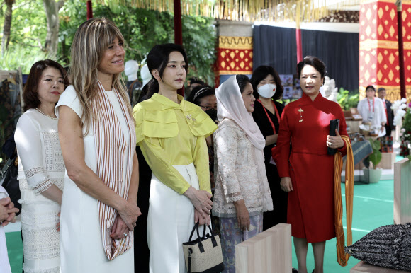 윤석열 대통령 부인 김건희 여사가 15일 인도네시아 발리 한 호텔에서 열린 G20 정상회의 배우자 프로그램에 참석해 시진핑 중국 국가주석의 부인 펑리위안 여사, 기시다 후미오 일본 총리 부인 기시다 유코 여사,  페드로 산체스 스페인 총리의 부인 베고냐 고메스 여사 등과  발리 전통 문화를 체험하고 있다.   2022.11.15  대통령실 제공