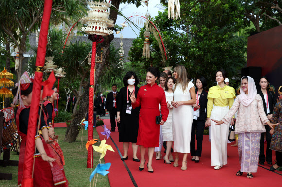 윤석열 대통령 부인 김건희 여사가 15일 인도네시아 발리 한 호텔에서 열린 G20 정상회의 배우자 프로그램에 참석해 시진핑 중국 국가주석의 부인 펑리위안 여사, 기시다 후미오 일본 총리 부인 기시다 유코 여사 등과  발리 전통 공연을 관람하고 있다.   2022.11.15  대통령실 제공