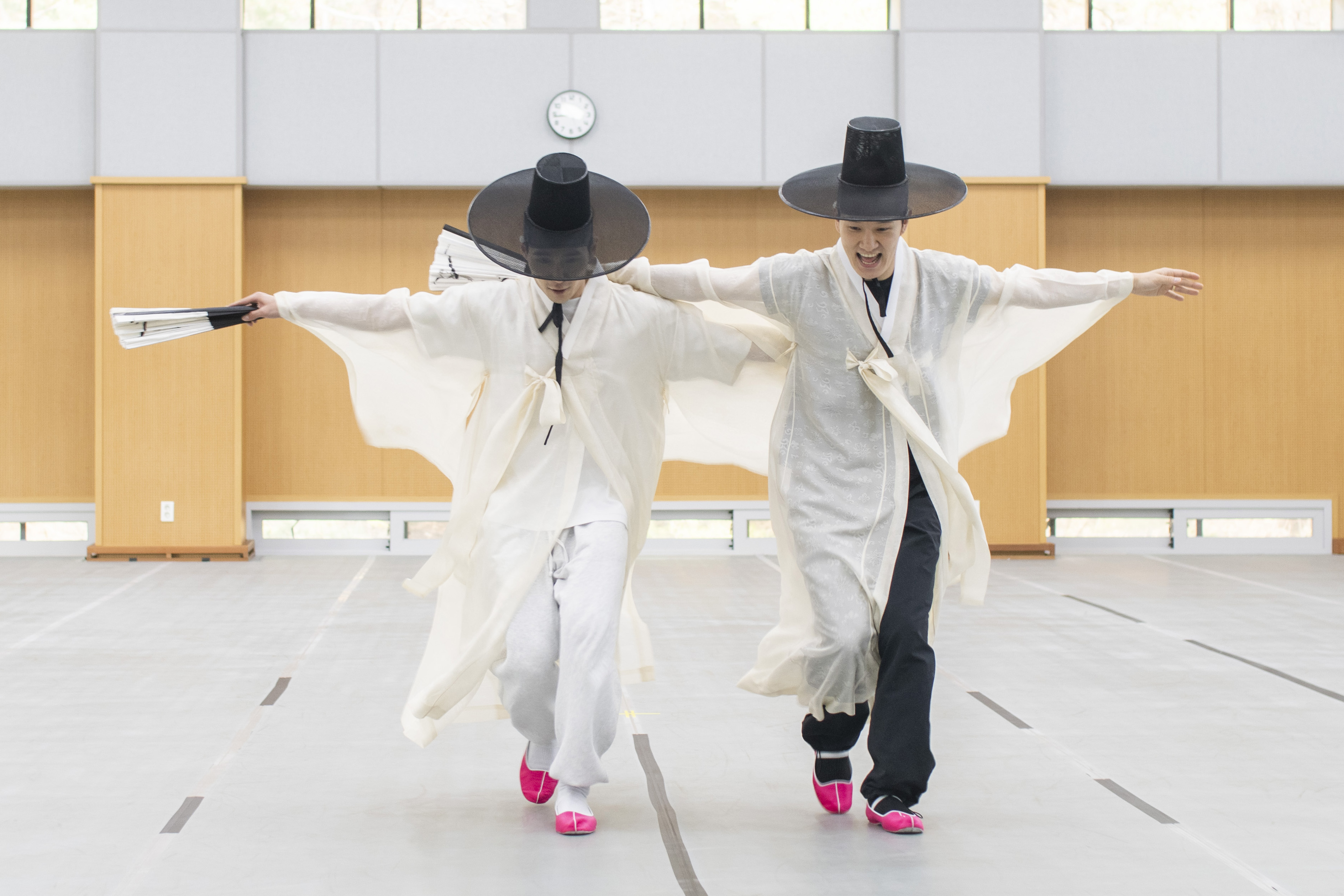 국립무용단 이도윤(왼쪽)과 황태인이 15일 서울 중구 국립극장에서 젊은 선비들의 흥을 표현한 2인무 ‘산수놀음’을 선보이고 있다.