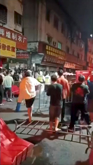 중국 광둥성 광저우에서 주민들이 거리로 나와 시위하는 모습. AFP 등 외신에 따르면 수백명의 주민이 연장되는 코로나19 봉쇄에 불만을 품고 봉쇄 지역 앞에 설치된 바리케이드를 넘어 거리를 행진했다. 2022.11.15 로이터 연합뉴스