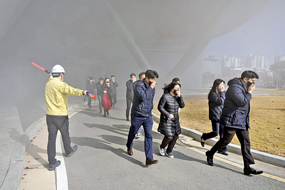 ‘2022 재난대응 안전한국훈련’을 시행 중인 한국전기안전공사 임직원들. 전기안전공사 제공