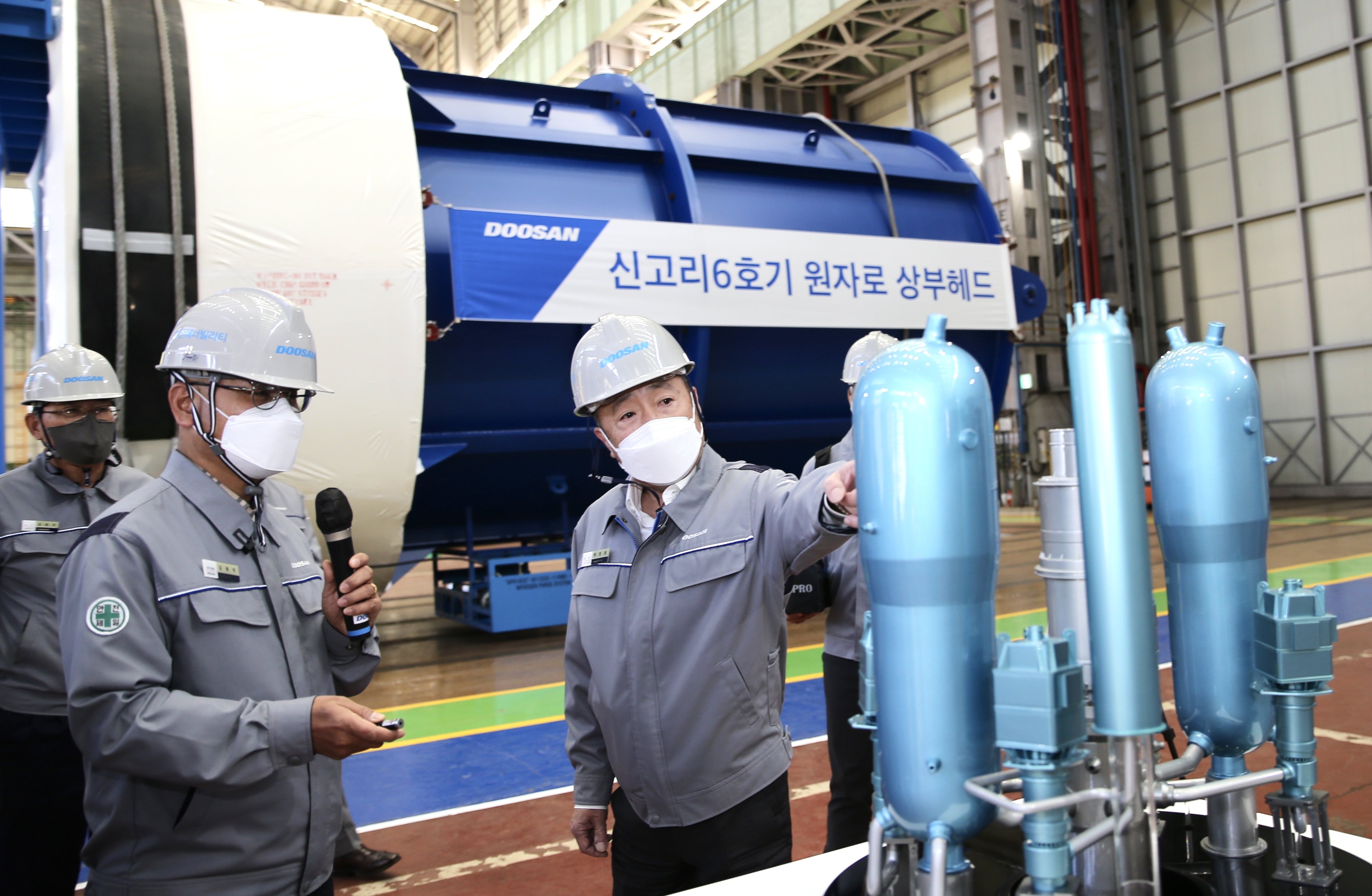 박정원 두산그룹 회장이 15일 경남 창원 두산에너빌리티 원자력 공장을 찾아 원자로 헤드 앞에서 원전 모형을 보며 사업 진행 상황을 점검하고 있다. 　두산 제공