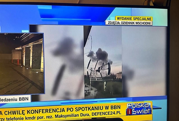 15일(현지시간) 폴란드 민영방송사 TVN24가 우크라이나 국경 인근 프셰보도프 농지에 미사일 2발이 떨어졌다는 소식을 전하고 있다. 2022.11.15 TVN24