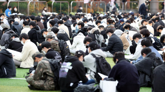 줄지어서 주의사항 듣는 수험생들