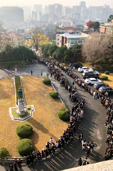 수능D-1, 수험생 배웅하는 재학생