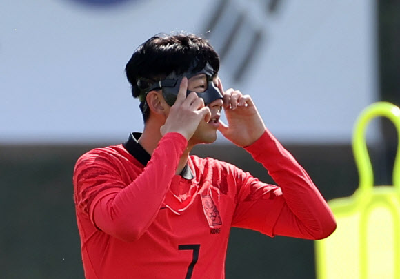 캡틴 손흥민, 안면보호대 착용하고 도하 첫 훈련
