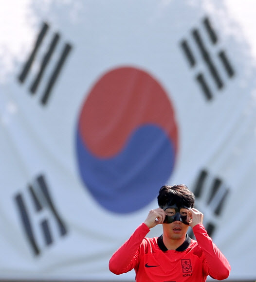 안면보호대 착용한 캡틴 손흥민