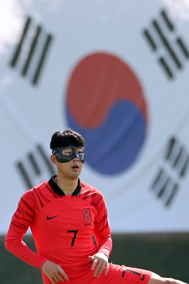 안면보호대 착용한 캡틴 손흥민