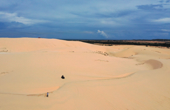 무이네 사막. 우리나라 여행자들에겐 ‘흰 사막’으로 더 유명하다. 지프차, 전지형차(ATV) 등을 타고 돌아볼 수 있다.