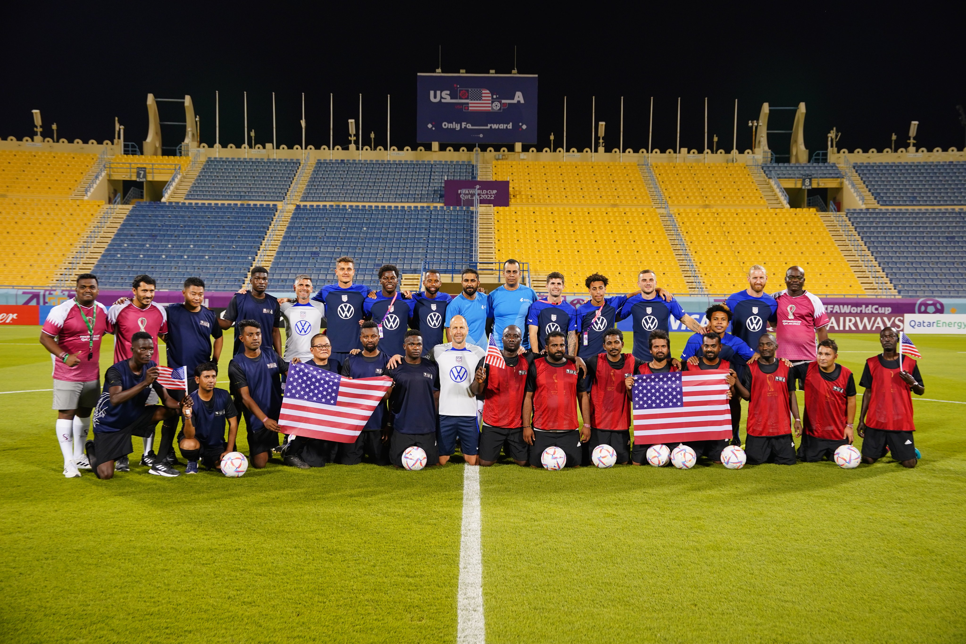 미국 축구 대표팀이 16일(현시기간) 카타르 내 이주 노동자들과 친선 미니게임을 한 뒤 기념 사진을 찍고 있다. 미국 축구대표팀(USMNT) 트위터 캡처