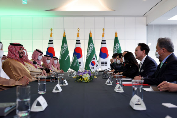 사우디 왕세자와 회담하는 윤석열 대통령