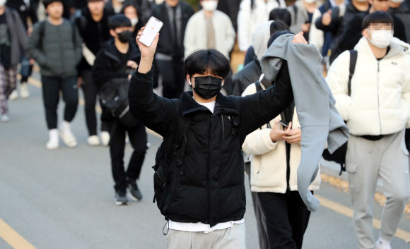 ‘끝났다’ 수능 마친 수험생들