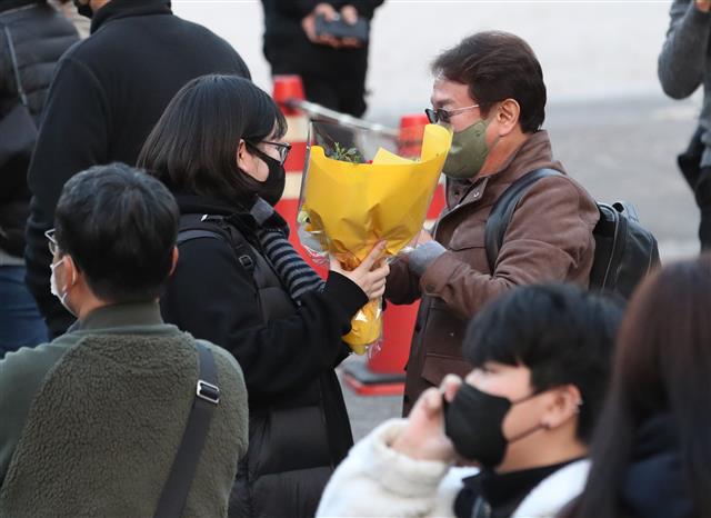 ‘수능 마친 딸 위한 꽃다발’