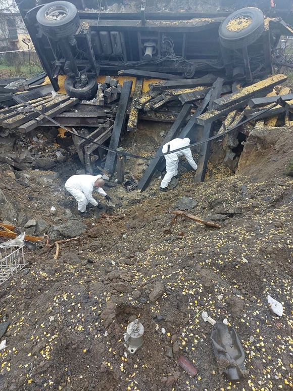 16일(현지시간) 폴란드 전문가들이 동부 프셰보두프 미사일 피격 현장을 살펴보고 있다. 15일 프셰보두프 농장에 미사일이 떨어져 농부 2명이 사망했다. 2022.11.17  AP 뉴시스/폴란드 경찰
