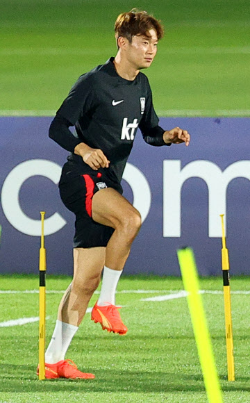 2022 카타르 월드컵에 출전하는 대한민국 축구대표팀 김진수가 17일(현지시간) 카타르 도하 알에글라 훈련장에서 몸풀기 운동을 하고 있다. 2022.11.18  연합뉴스