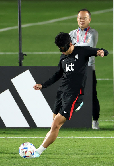 2022 카타르 월드컵 대한민국 축구 국가대표팀의 손흥민이 17일(현지시간) 카타르 도하 알에글라 훈련장에서 오후 훈련을 소화하고 있다. 2022.11.18  연합뉴스