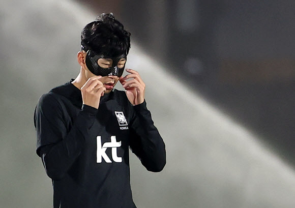 2022 카타르 월드컵 대한민국 축구 국가대표팀의 손흥민이 17일(현지시간) 카타르 도하 알에글라 훈련장에서 오후 훈련을 소화하고 있다. 2022.11.18  연합뉴스