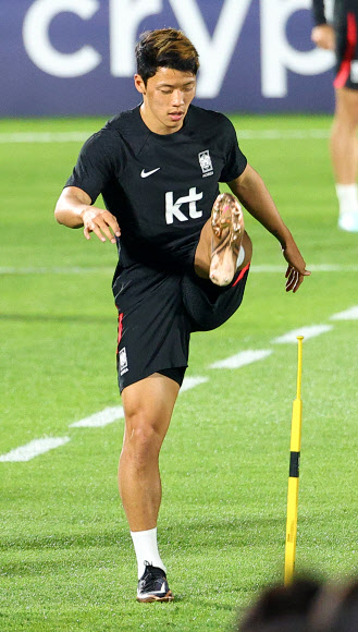 2022 카타르 월드컵 대한민국 축구대표팀 황희찬이 17일(현지시간) 카타르 도하 알에글라 훈련장에서 실시된 훈련에서 준비 운동을 하고 있다. 2022.11.18  연합뉴스