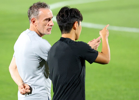 2022 카타르 월드컵 대한민국 축구대표팀 파울루 벤투 감독이 17일(현지시간) 카타르 도하 알에글라 훈련장에서 실시된 훈련에서 이강인과 이야기를 하고 있다. 2022.11.18  연합뉴스