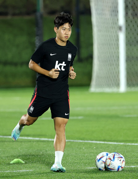 2022 카타르 월드컵 대한민국 축구 국가대표팀의 이강인이 17일(현지시간) 오후 카타르 도하 알에글라 훈련장에서 오후 훈련을 소화하고 있다. 2022.11.18  연합뉴스