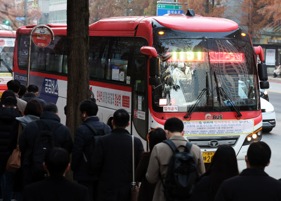 KD운송그룹의 경기지역 14개 버스업체가 광역버스 입석 승차를 중단한 18일 오전 경기도 성남시의 한 버스정류장에서 버스가 지나가고 있다. 2022.11.18  연합뉴스