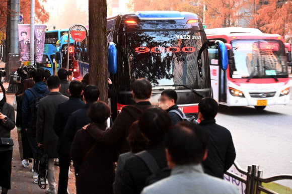 KD운송그룹 계열 경기지역 13개 버스업체의 광역버스 ‘입석 승차 금지’ 시행일인 18일 오전 경기도 성남시 분당구 한 버스정류장에 출근길 시민들이 줄 서 버스를 기다리고 있다. 2022.11.18.  뉴시스