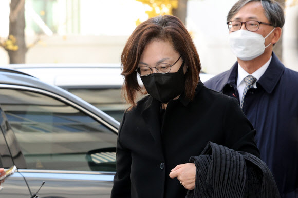 박희영 용산구청장이 18일 오전 서울 마포구 이태원 사고 특별수사본부(특수본)에서 피의자 신분으로 조사받기 위해 출석하고 있다.  박 구청장은 핼러윈 기간 안전사고 예방대책 마련을 소홀히 하고 참사에 부적절하게 대처한 혐의(업무상과실치사상) 등으로 지난 7일 입건됐다. 2022.11.18  연합뉴스