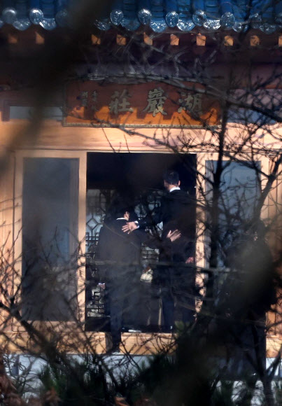 18일 오전 경기도 용인시 호암미술관 인근 선영에서 열린 호암 이병철 삼성 창업회장 35주기 추도식에 관계자들이 참석하고 있다. 2022.11.18  공동취재단