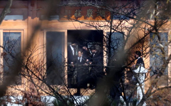 18일 오전 경기도 용인시 호암미술관 인근 선영에서 열린 호암 이병철 삼성 창업회장 35주기 추도식에 이재현 CJ그룹 회장이 참석해 있다. 2022.11.18  공동취재단