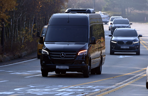 호암 이병철 삼성 창업회장의 35주기 추도식이 열린 18일 오전 경기도 용인시 호암미술관 인근 선영으로 차량이 분주하게 오가고 있다. 2022.11.18  공동취재단